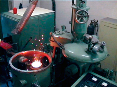 真空熔煉過(guò)程進(jìn)行中